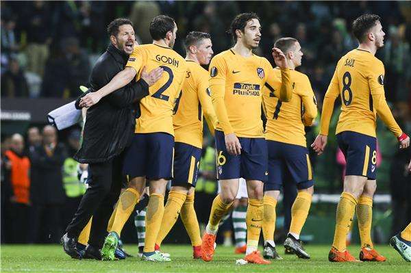 سيميوني مع لاعبي أتلتيكو مدريد