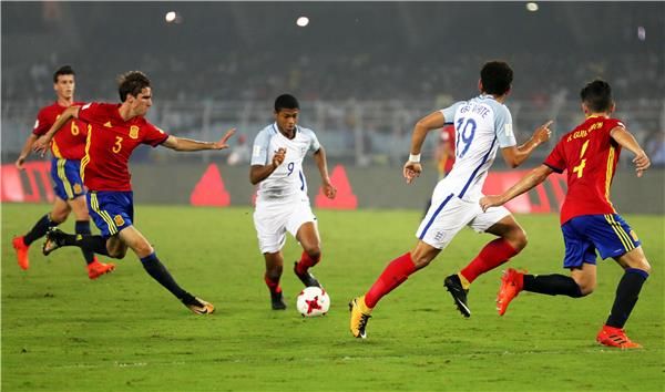 خوان ميراندا (على اليسار)