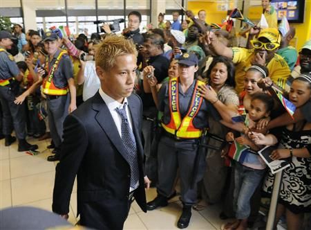 كيسوكي هوندا في مطار جورج بجنوب أفريقيا