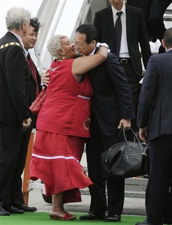 المدرب أوكادا يتلقى الترحيب من رئيسة بلدية مدينة جورج السيد  ميرسيا دراغويندر 