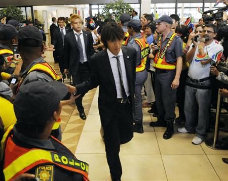 نجم الوسط شونسوكي ناكامورا وضح عليه الإرهاق بعد وصوله لجنوب أفريقيا