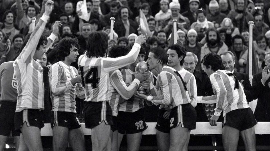 لاعبو الأرجنتين مع كأس العالم