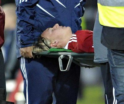 كاير يخرج بعد أصابته في مباراة السنغال