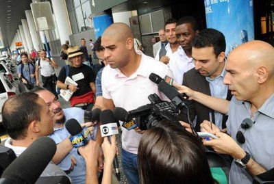 البرازيلي أدريانو لحظة وصوله اليوم الى روما