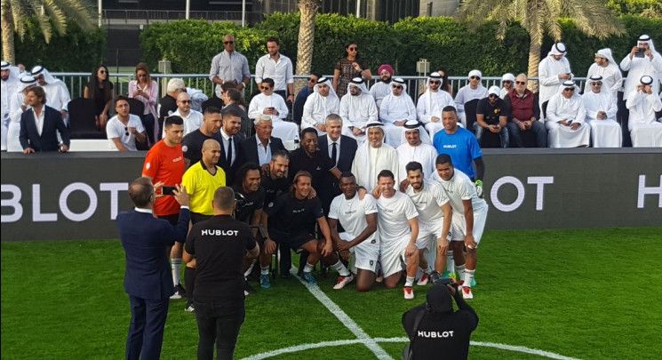 بيليه وليبي مع نجوم الفريقين قبل المواجهة