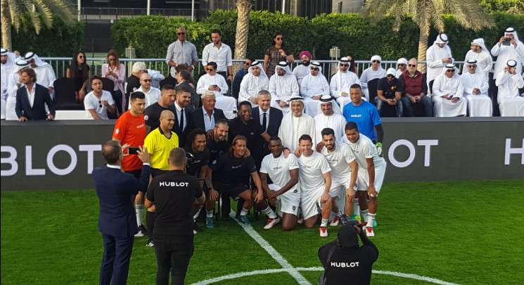 بيليه وليبي مع نجوم الفريقين قبل المواجهة