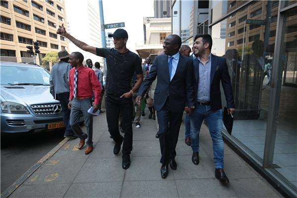 ريفالدو (على اليسار)