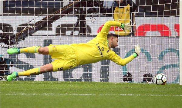 لحظة تصدي دوناروما للكرة