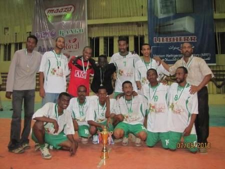 لقطة جماعية للفريق مع الكأس