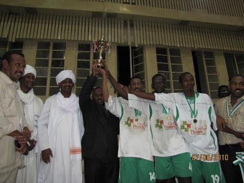 لحظة تسليم الكأس