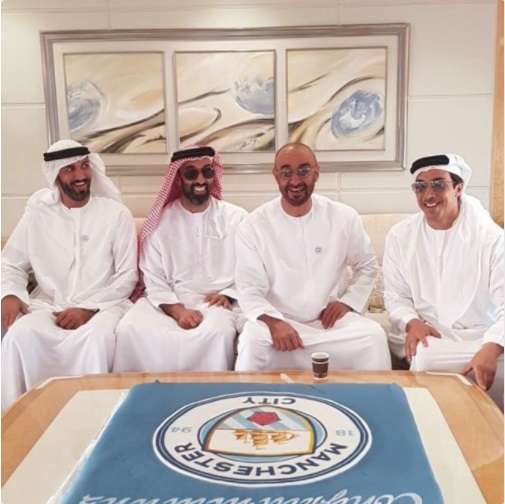 منصور بن زايد إلى جانب محمد بن زايد خلال الاحتفال بالفوز