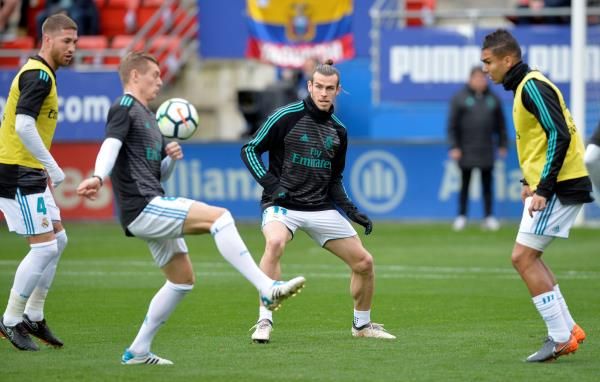 كاسيميرو مع لاعبي ريال مدريد