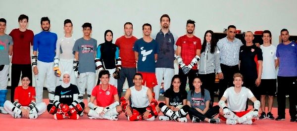 المنتخبان الأردني والتونسي في لقطة جماعية