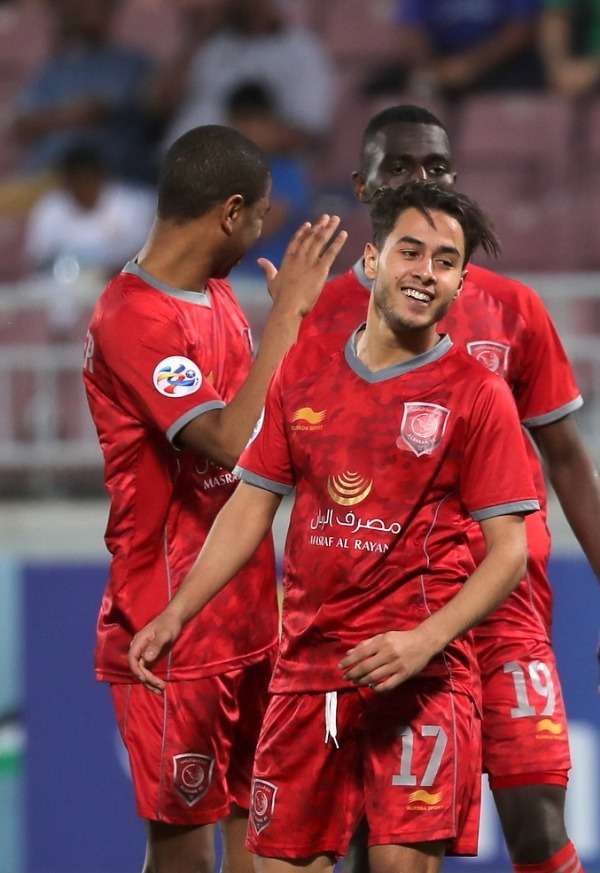 عبد الرحمن فهمي مع لاعبي الدحيل