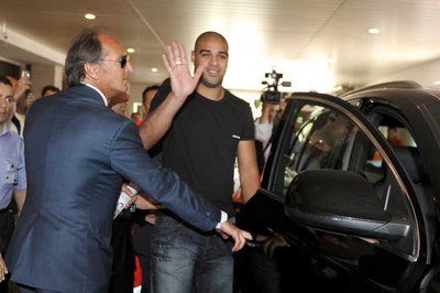 أدريانو بعد خضوعه للفحوصات بمستشفى روما