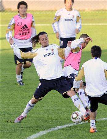 توليو تاناكا في تدريبات منتخبه بمدينة جورج الجنوب الأفريقية