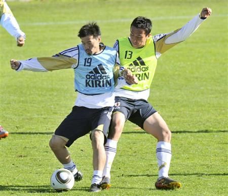 ماكوتو هاسيبي ( يمين ) في تدريب اليوم