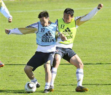 ماكوتو هاسيبي ( يمين ) في تدريب اليوم