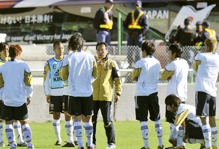 مدرب المنتخب السيد أوكادا يتحدث مع اللاعبين بعد نهاية تدريب اليوم