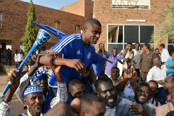 بشة على أكتاف الجماهير