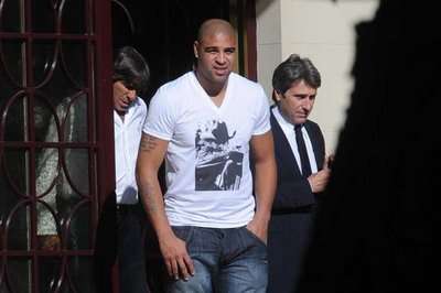 أدريانو يغادر مقر إدارة روما بعد توقيع العقد