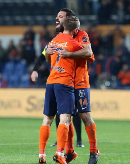 فرحة لاعبي باشاك شهير