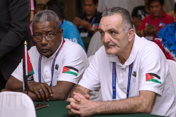 مدربا منتخب الأردن خلال حضور القرعة