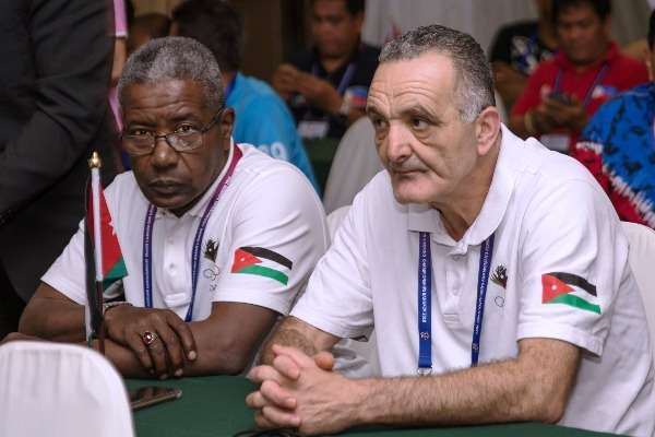 مدربا منتخب الأردن خلال حضور القرعة