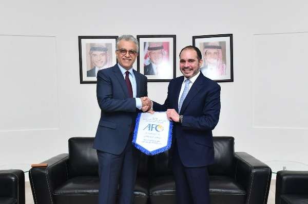 الشيخ سلمان والأمير علي يتبادلان الدروع التذكارية