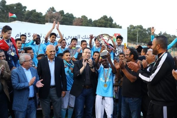 لاعبو الفيصلي بعد التتويج
