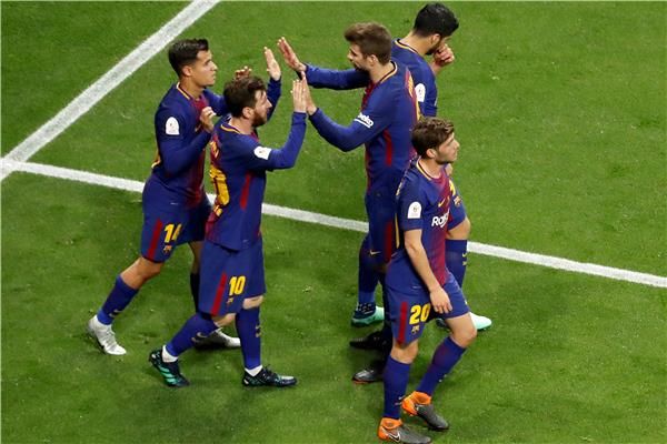 ميسي وسواريز وسط لاعبي برشلونة