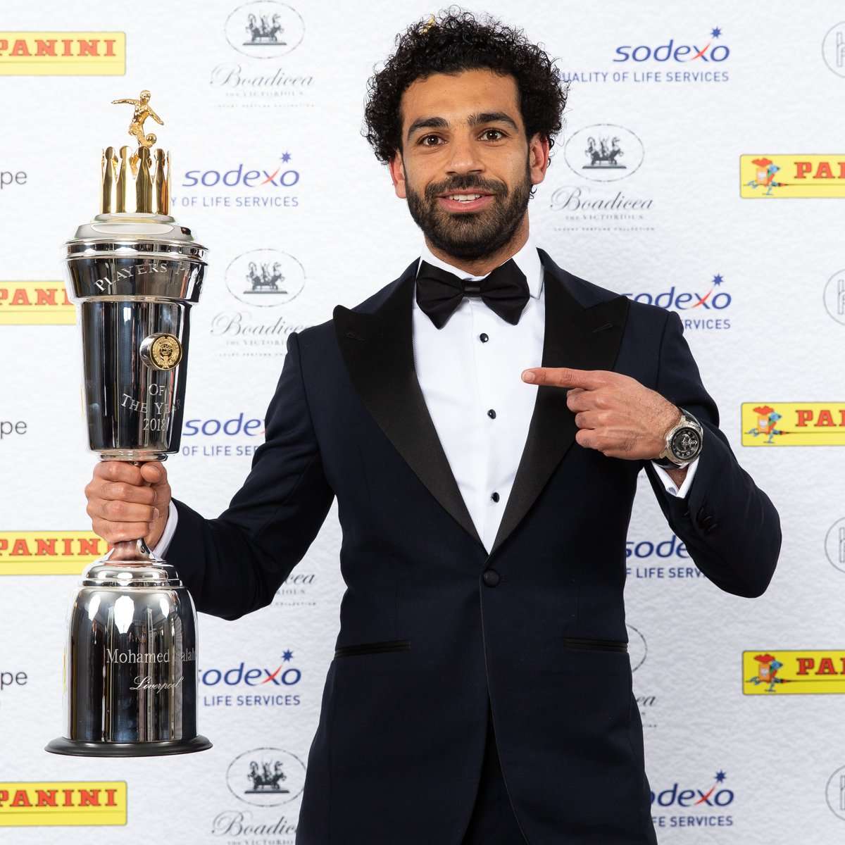 محمد صلاح متوجا بالجائزة