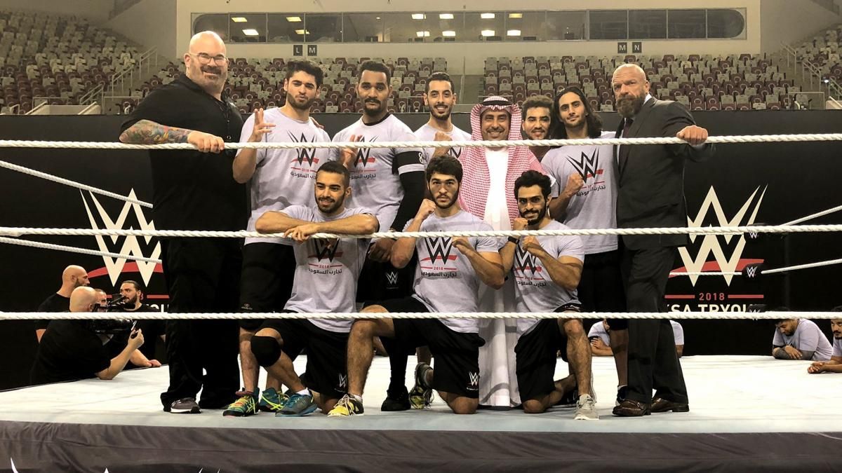 تربل إتش المدير التنفيذي لـWWE بصحبة الفائزين