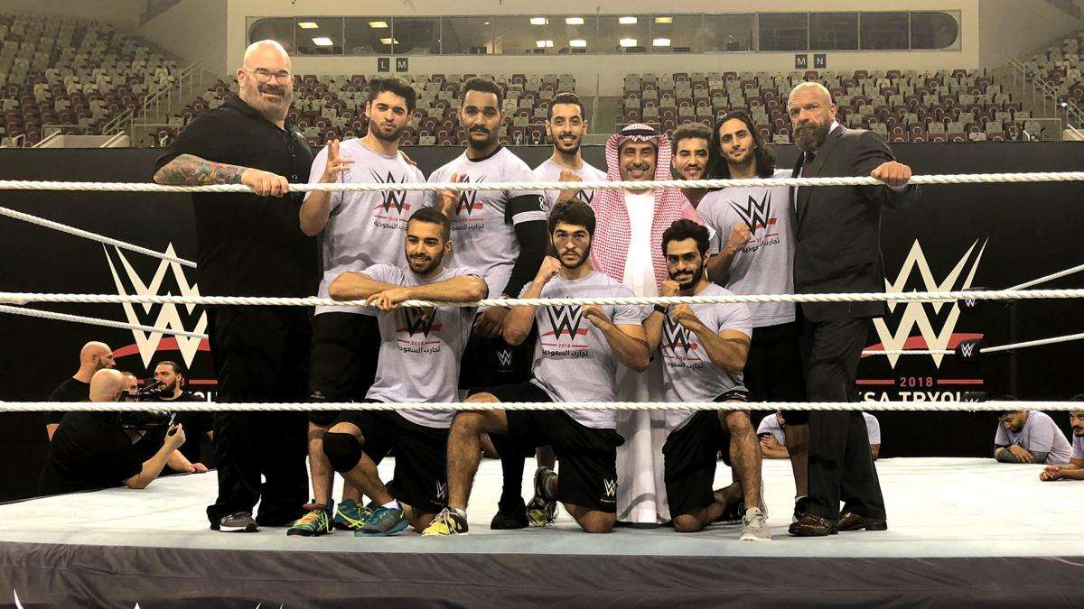 تربل إتش المدير التنفيذي لـWWE بصحبة الفائزين