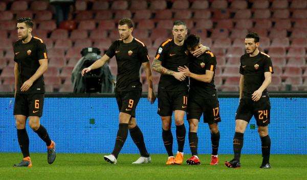 أوندير مع لاعبي روما