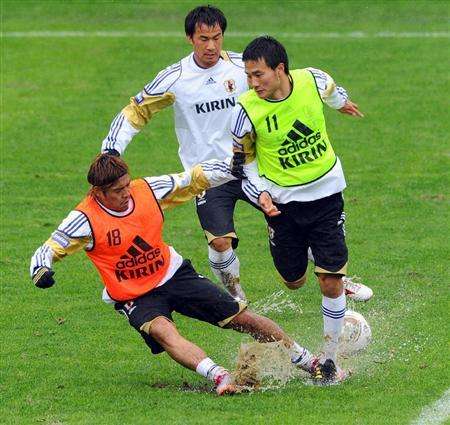 ياسويوكي كونو ( رقم 11 ) شارك بتدريبات اليوم