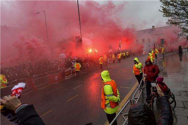 الجماهير خارج الملعب