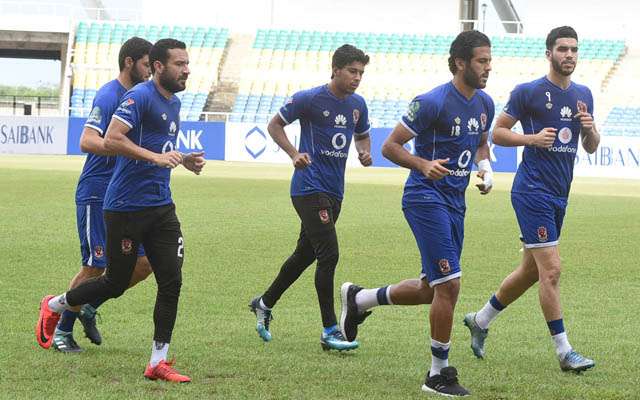 أزارو مع لاعبي الأهلي