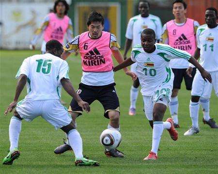 دايسوكي ماتسوي يحاول مراوغة مدافعي منتخب زيمبابوي