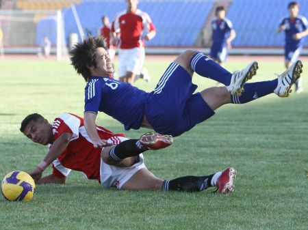 ناوكي يامادا يسقط بعد التدخل العنيف من قبل المدافع اليمني ( 6 يناير )