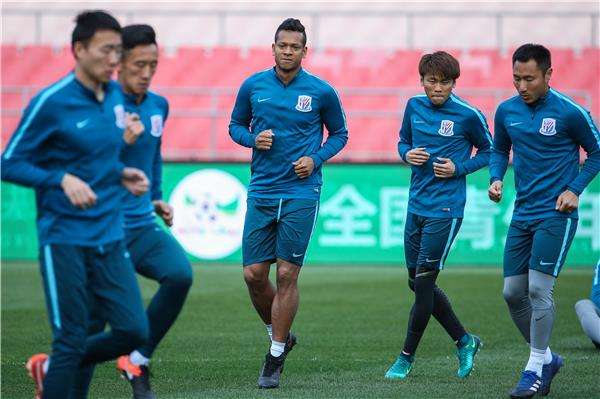 لاعبو شنغهاي شينهوا