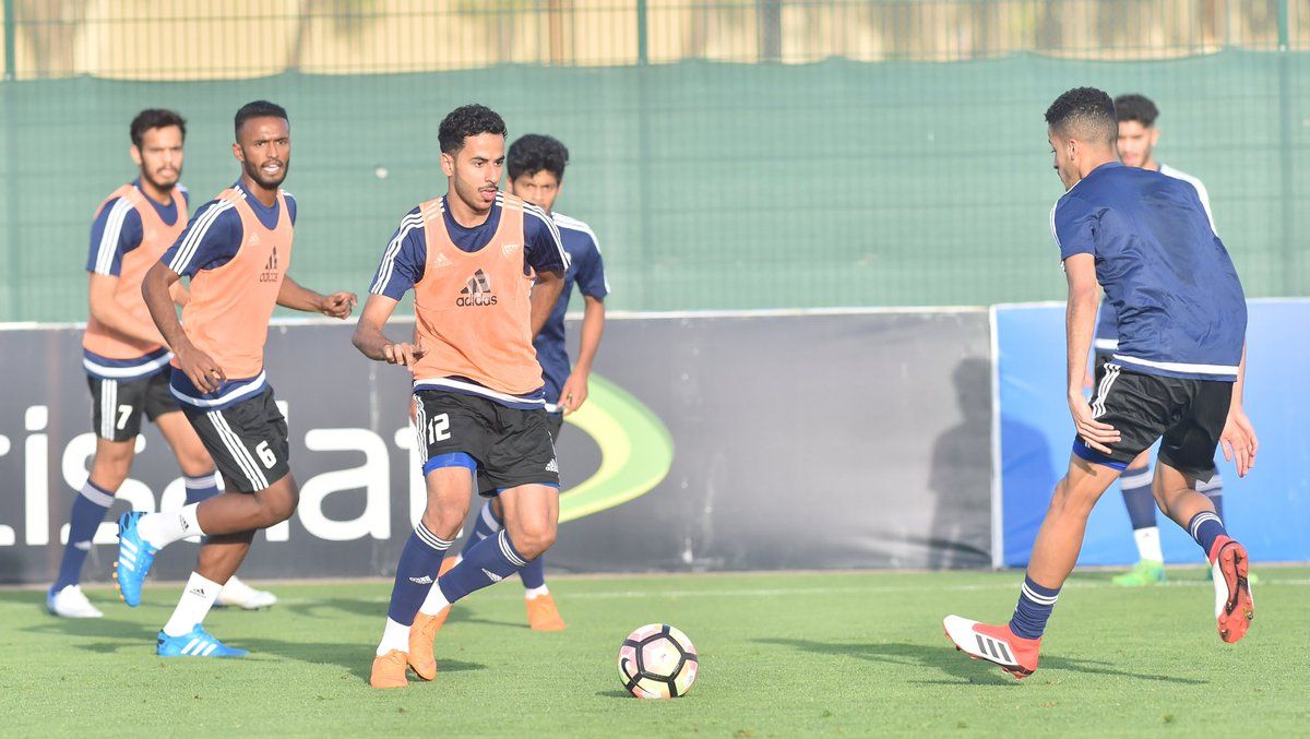 لاعبو الأولمبي الإماراتي