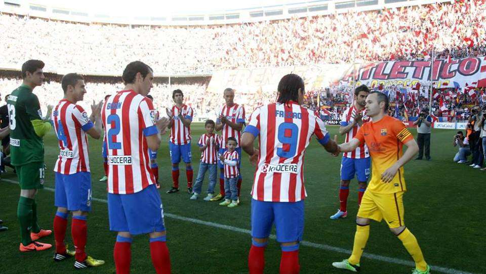 إنييستا في ممر شرفي من اتلتيكو مدريد بموسم 2012-2013