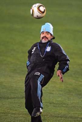 ماردونا اثناء تدريبات الارجنتين