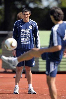  كاردوزو يتلقي كرة من سانتا كروز أثناء تدريبات باراجواي