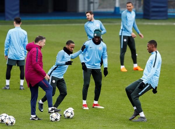 ميندي مع فريقه