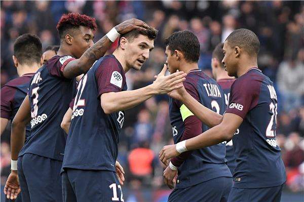 توماس مونييه مع لاعبي باريس