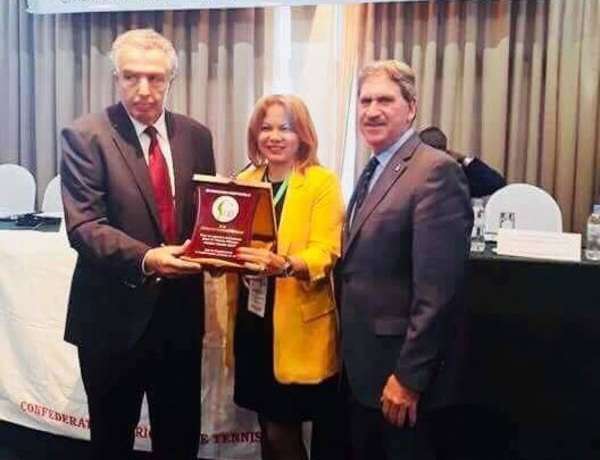 لحظة تسلم الجائزة