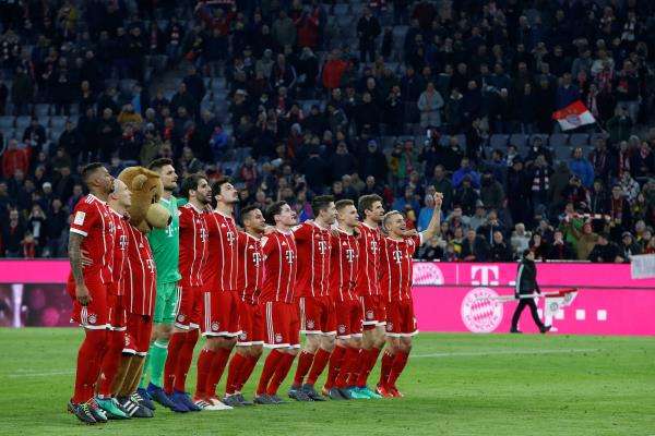 خافي مارتينيز مع لاعبي بايرن ميونخ