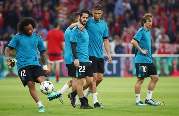 إيسكو مع فريقه